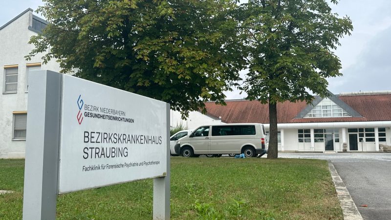 Vier Männer sind am Samstagabend im niederbayerischen Straubing aus einer geschlossenen Klinik entflohen.