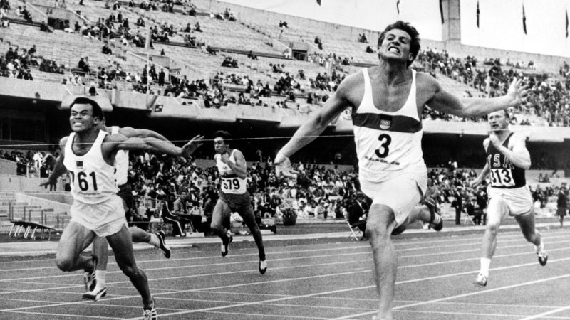 Kurt Bendlin läuft beim olympischen Zehnkampf 1968 über die Ziellinie.