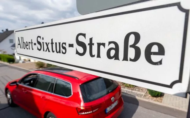 Im sächsischen Kirchberg wurde zu Ehren des Schöpfers des Kinderbuchklassikers „Die Häschenschule“ eine Straße nach Albert Sixtus benannt.