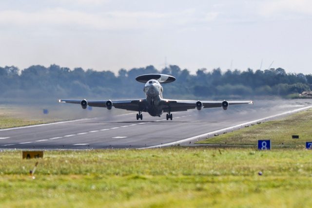 Awacs haben eine Reichweite von 9.250 Kilometern und können andere Luftfahrzeuge in mehr als 400 Kilometern Entfernung orten. (