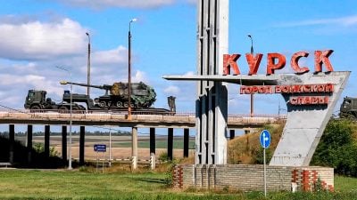 Russische Trupen auf dem Weg zur Front in K