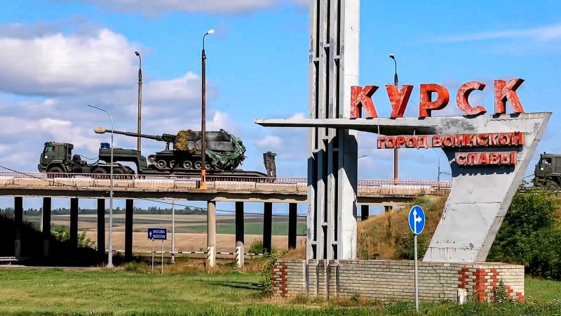 Russische Trupen auf dem Weg zur Front in K