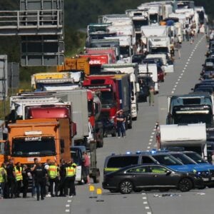 Unfallverursacher zückt Messer, Polizei schießt auf ihn