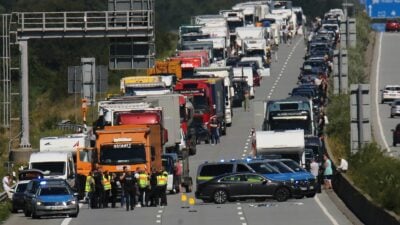 Unfallverursacher zückt Messer, Polizei schießt auf ihn