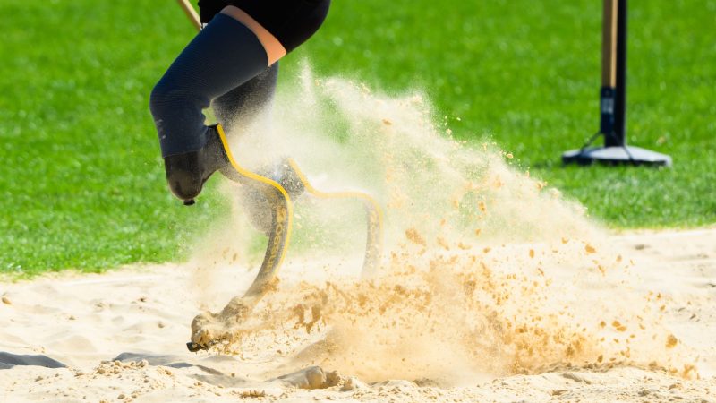 Jump! -   Eine Weitspringerin landet mit ihren beiden Beinprothesen in der Sandgrube während eines Trainings vor den Paralympics