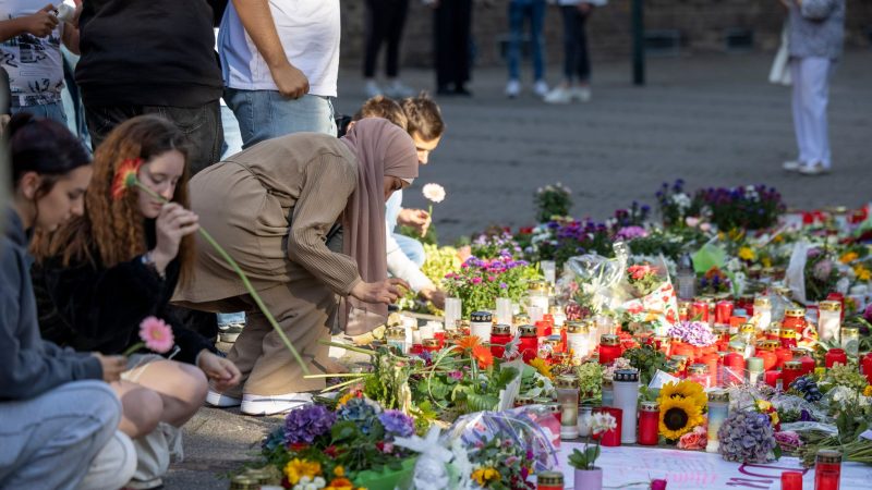 Alle acht Verletzten des Solinger Anschlags werden nach Angaben des NRW-Innenministers Reul überleben.