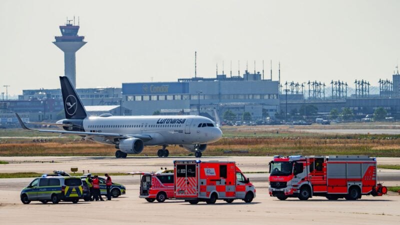 Nach einer Störaktion am Frankfurter Flughafen gibt es Durchsuchungen bei der Letzten Generation. (Archivild)