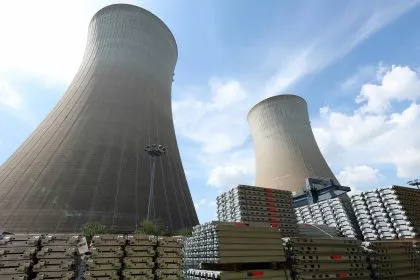 Zurück bleiben Schutt und Staub - AKW-Kühltürme gesprengt