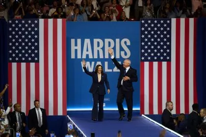 Harris und Walz treten erstmals als Demokraten-Duo auf