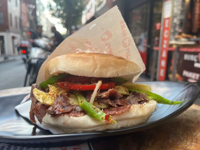 Die Istanbuler Variante: Auch Pommes frites sind oft im türkischen Dönersandwich.