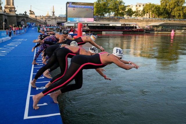 Sprung in die Seine: die Freiwasserschweimmerinen starten zum Wettebwerb über 10 km bei Olympia.