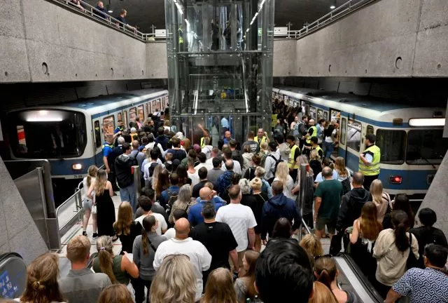 Besucher des ersten Adele-Konzerts strömen danach zur U-Bahn. Die britische Sängerin Adele gibt bis Ende August Konzerte in München.