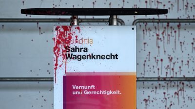 Spuren roter Farbe am Rednerpult bei einer Wahlkampf-Veranstaltung des Bündnis Sahra Wagenknecht (BSW) auf dem Domplatz in Erfurt.