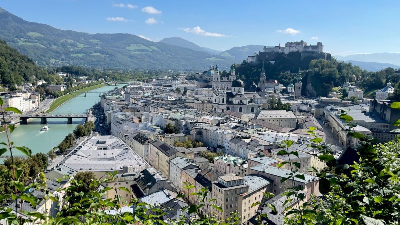 Vom Mönchsberg aus können Touristinnen und Touristen einen guten Blick auf Salzburg bekommen - die Festspiele wollen in dem Berg mehr Platz schaffen. (Archivbild)