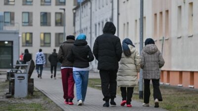 Wer von der Bundespolizei kontrolliert wird und sich als Asylsuchender zu erkennen gibt, kommt in der Regel zunächst in eine Erstaufnahmeeinrichtung. (Archivbild)