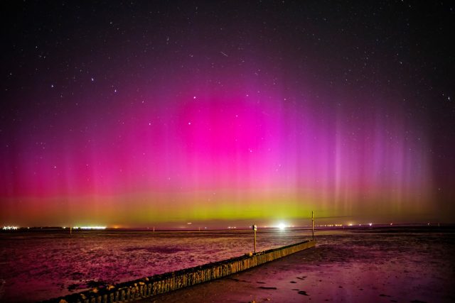 Polarlichter leuchten am Strand von Hooksiel.