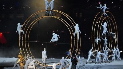 Darsteller agieren bei der Schlussfeier der Olympischen Sommerspiele 2024 in Paris.