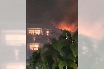 Hubschrauber in Australien stürzt auf Hoteldach