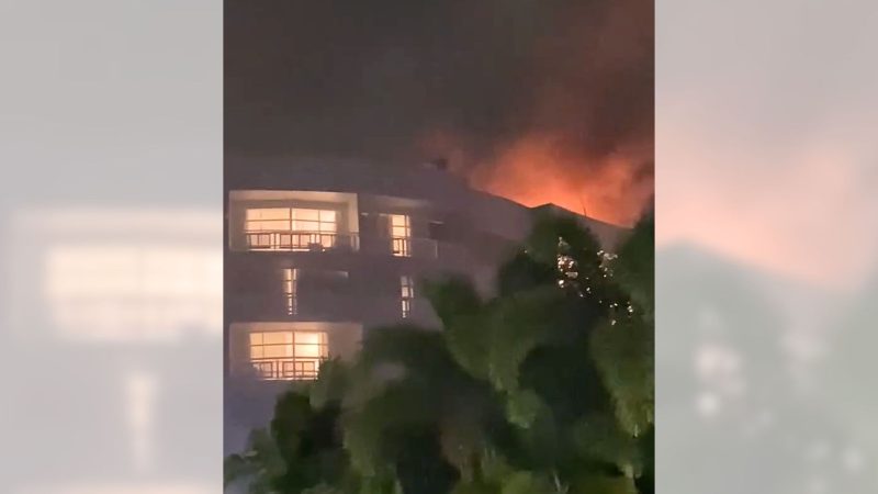 Das Dach des Hotels ging sofort in Flammen auf.