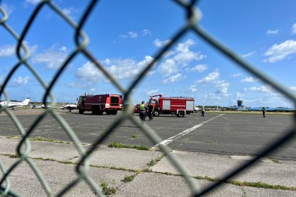 Klimaaktivisten kleben sich auf Flughafen Sylt fest