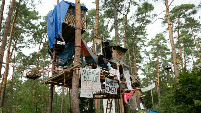 Das Protestcamp am Tesla-Werk existiert mittlerweile seit einem halben Jahr.