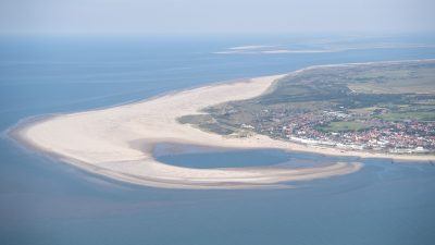 Das niedersächsische Landesbergbauamt hat eine neue Erdgasförderung in der Nordsee vor der Insel Borkum genehmigt. (Archivbild)