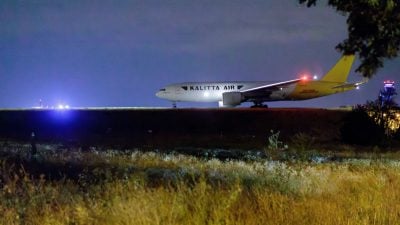 Aktivisten demonstrieren auf dem Flughafen Leipzig/Halle für mehr Klimaschutz.