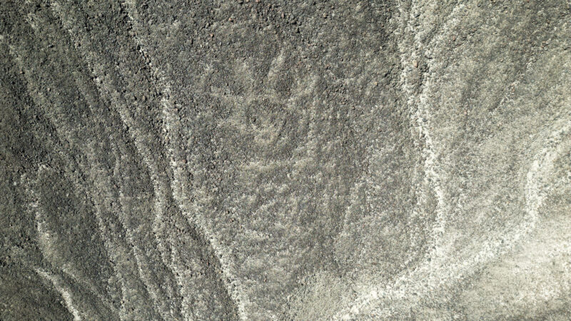 303 neue Scharrbilder in Nazca: Mensch mit Kopfschmuck