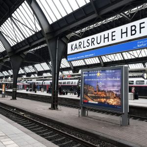 Messerangriff in Karlsruhe: 32-Jähriger niedergestochen – Polizei fahndet nach mutmaßlichem Täter