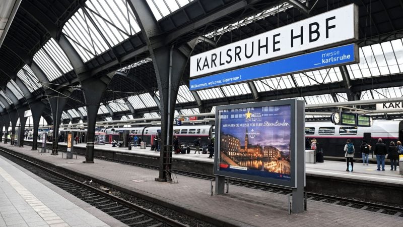 Der mutmaßliche Täter des Angriffes am Hauptbahnhof in Karlsruhe ist weiter auf der Flucht. (Symbolbild)