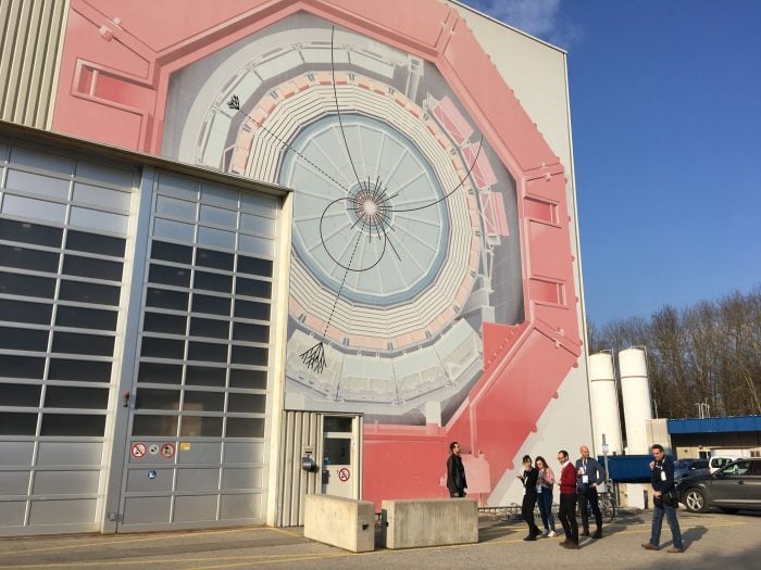 Die Dimension des Teilchenbeschleunigers LHC wird durch das Bild mit der Originalgröße an einem Gebäude des Cern sichtbar (Archivbild)