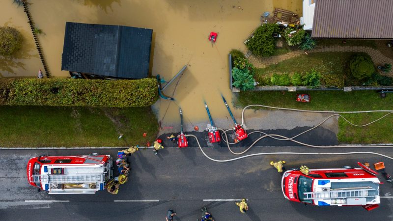 Hochwasser in Österreich - Feuerwehrleute pumpen im niederösterreichischen Ort Kapelln Wasser ab