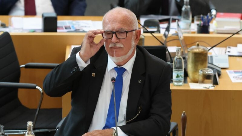 Jürgen Treutler (AfD), Alterspräsident des Landtags in Erfurt, unterbrach die erste Sitzung.