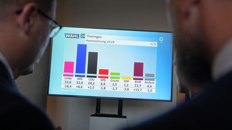 Besucher des Landtags betrachten auf einem Bildschirm die Hochrechnung der ARD bei der Landtagswahl von 19.29 Uhr.