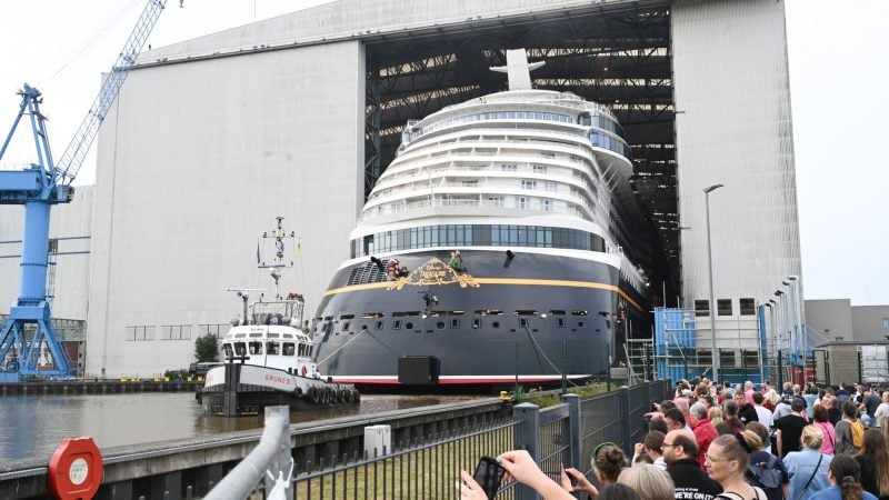 Verlässt ein neues Kreuzfahrtschiff die Meyer Werft, zieht das Hunderte Schaulustige nach Papenburg. (Archivbild)