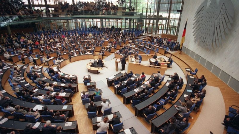 1999 verabschiedet sich der Bundestag aus Bonn und zieht nach Berlin um.