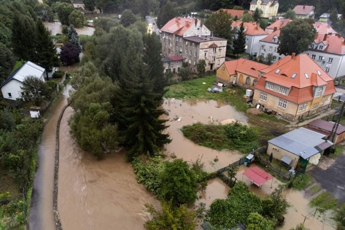 An mehreren Orten in Polen sei bereits mehr Regen niedergegangen als bei der sogenannten Jahrtausendflut im Jahr 1997, sagt Regierungschef Tusk.