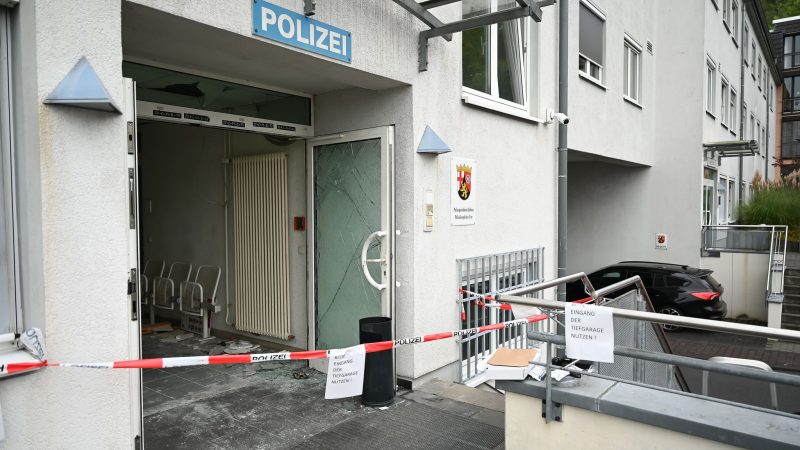 Der Verdächtige erschien nachts auf der Polizeiwache und soll wiederholt „Allahu Akbar“ („Gott ist groß“) gerufen und angekündigt haben, Polizisten töten zu wollen.