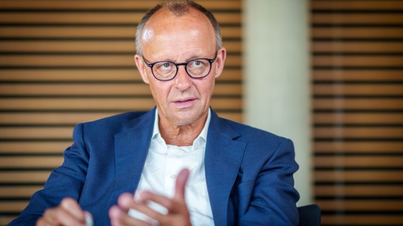 Unionsfraktionschef Friedrich Merz wirft Russland nach dem verheerenden Raketenangriff auf die zentralukrainische Stadt Poltawa in einem Interview der Deutschen Presse-Agentur Kriegsverbrechen vor.