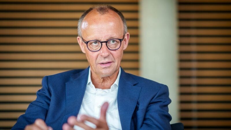 Unionsfraktionschef Friedrich Merz wirft Russland nach dem verheerenden Raketenangriff auf die zentralukrainische Stadt Poltawa in einem Interview der Deutschen Presse-Agentur Kriegsverbrechen vor.