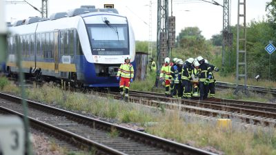 Zugunfall: Regionalbahn fährt auf stehende Lok auf – 13 Verletzte