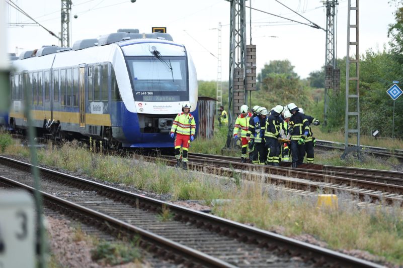 Mehrere Menschen wurden bei einem Zugunfall am Niederrhein verletzt