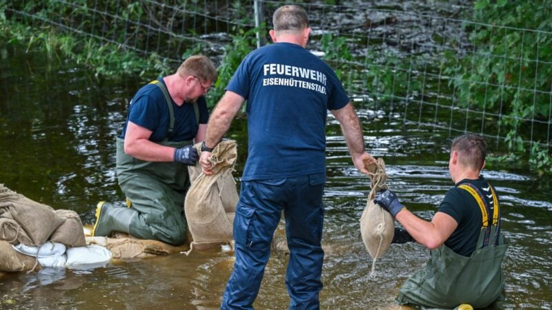 Halten die Deiche? Einsatzkräfte dichten bei Vogelsang im Oder-Spree-Kreis Sickerstellen ab.