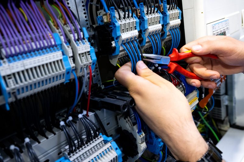 Fachkräfte für Bauelektrik sind derzeit besonders gefragt, stellt eine neue IW-Studie fest.