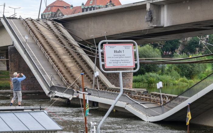 Viel Glück hatten Fahrgäste und Fahrer in Dresden - über die Brücke fuhren viele Straßenbahnen.