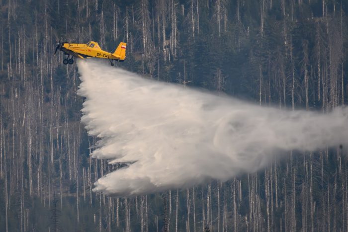 Ein gelbes Löschflugzeug ist bei dem Waldbrand am Königsberg unterhalb vom Brocken im Harz im Einsatz.