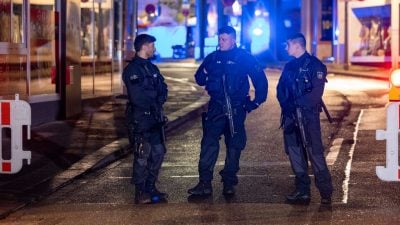 Polizisten stehen nach dem Terroranschlag von Solingen in der Innenstadt (Archivfoto). Am Donnerstag war die Tat noch einmal Thema im Innenausschuss des Landtags