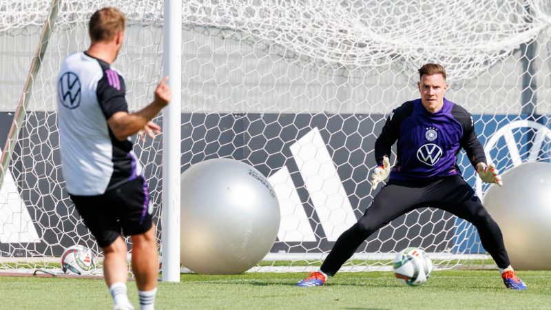 Bundestrainer Julian Nagelsmann schießt beim Abschlusstraining auf das Tor seiner neuen Nummer eins Mac-André ter Stegen.