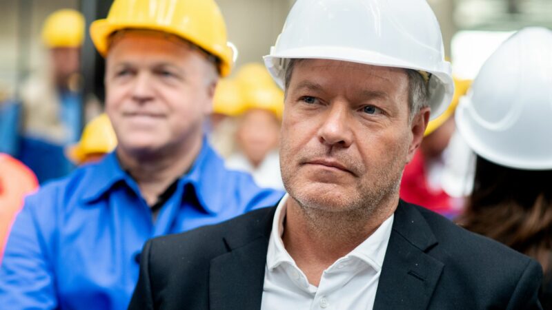 Am Vortag noch bei der kriselnden Meyer Werft, nun besucht Wirtschaftsminister Habeck das VW-Werk in Emden.