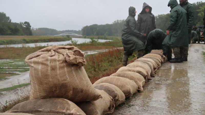 Soldaten helfen Sandsäcke als Damm gegen Hochwasser an einem Fluss in der Slowakei aufzutürmen. In mehreren Ländern im Osten von Europa drohen schwere Regenfälle und Überschwemmungen.